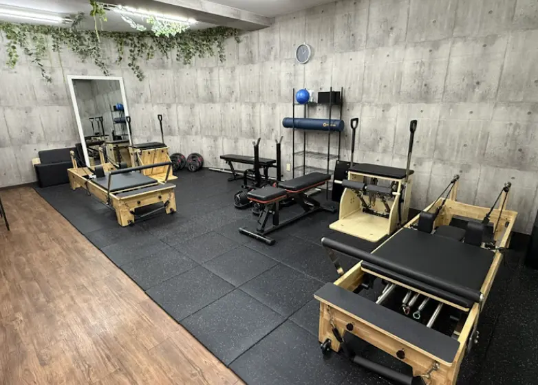 ASFiT綾瀬店のスタジオ内のマシンピラティス