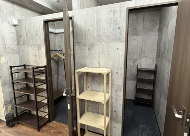 ASFiT綾瀬店のスタジオ内の更衣室2つ