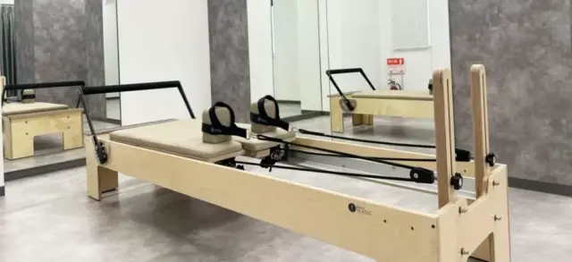 UNDEUX SUPERBODY LIFE西宮スタジオのジム内（ピラティスマシン）