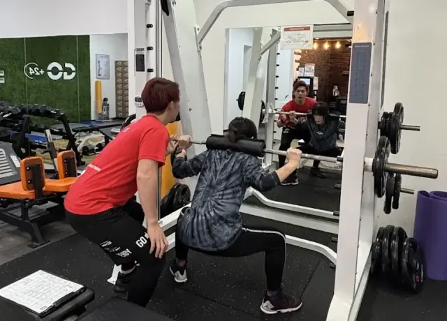 駅前筋肉留学GO+24 豊川店のパーソナルトレーニングの様子