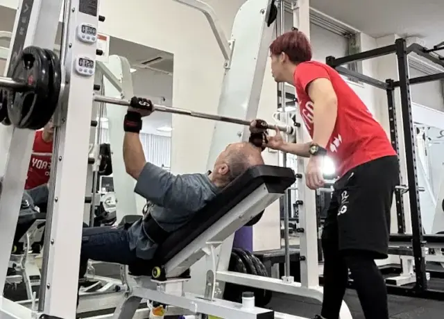 駅前筋肉留学GO+24 豊川店のパーソナルトレーニングの様子