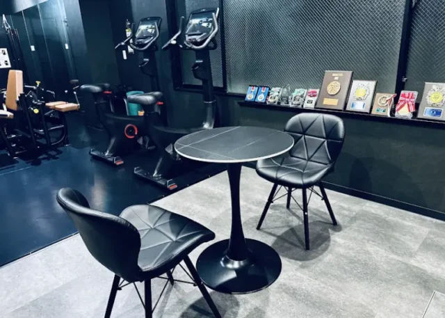 GENESISGYM(住吉)のカウンセリング用のテーブル