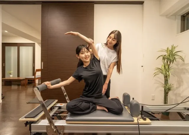 メルメイク伏見店のマシンピラティスレッスンの様子