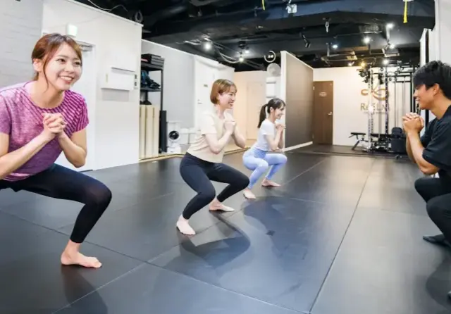 FLATTE 板橋店のセミパーソナルレッスンの様子