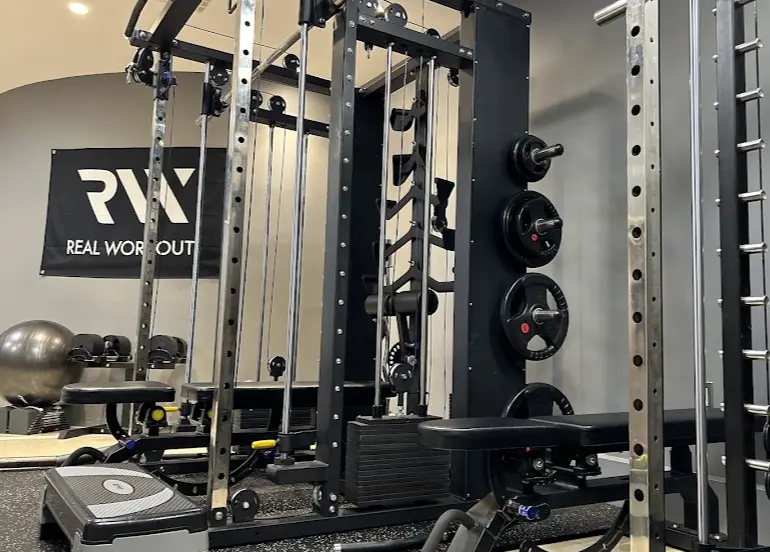 REAL WORKOUT 鷺沼店のジム内