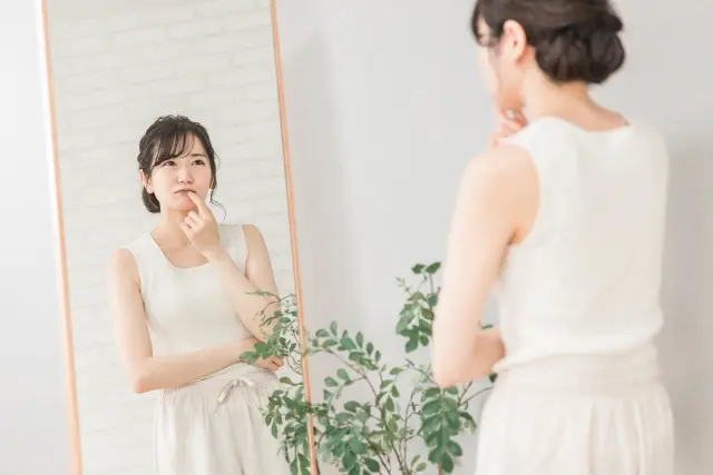 鏡を眺める女性