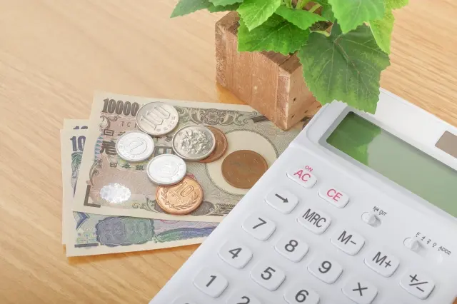机の上に並ぶ日本円の画像