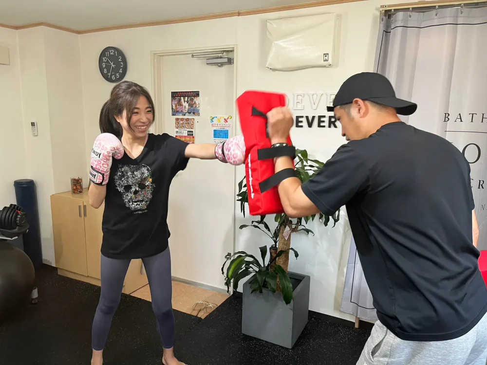 「WHOEVER 武蔵小杉店」に実際に体験取材に行った際のキックボクシングの画像