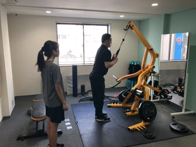 アップルジム大塚店の佐藤トレーナーによるトレーニング指導