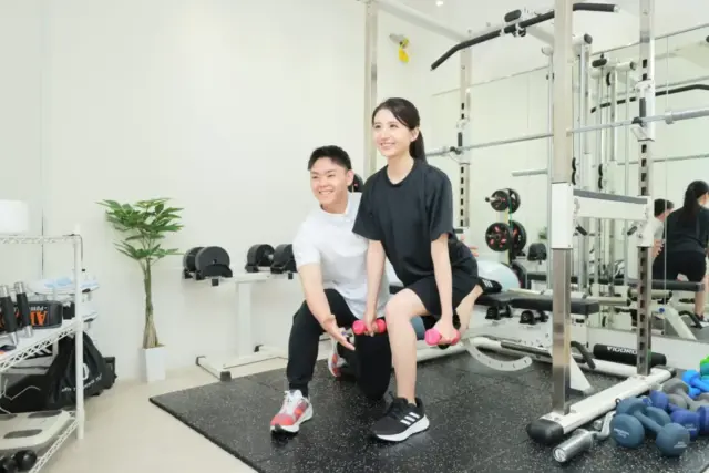 かたぎり塾梅屋敷店のパーソナルトレーニングの様子（女性がブルガリアンスクワットをしている）