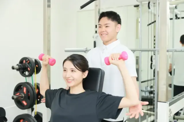 かたぎり塾梅屋敷店のパーソナルトレーニングの様子（ダンベルショルダープレス）