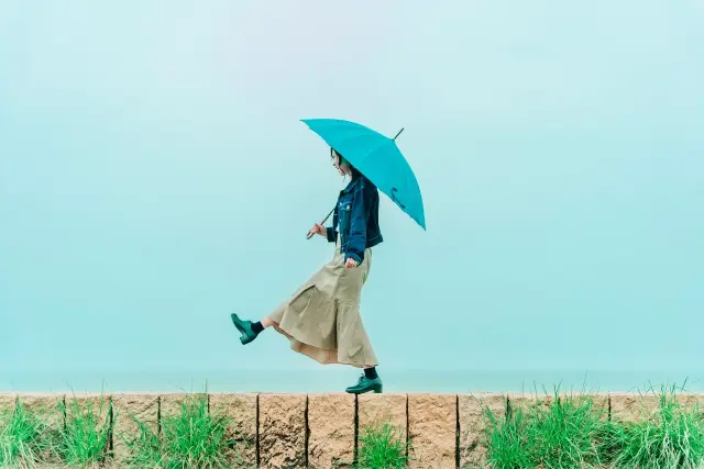 雨の中ジムに通う女性の画像