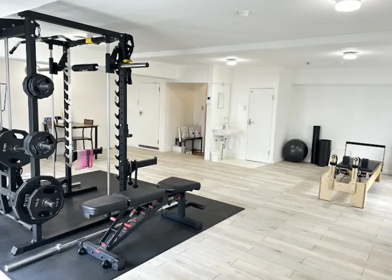 EXEED西新井店のジム内パワーラック&マシンピラティス