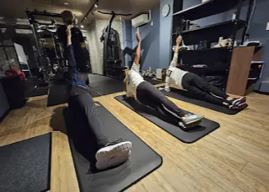 GOODLIFEGYM 馬込店でセミパーソナルトレーニングを受けている女性たちの様子