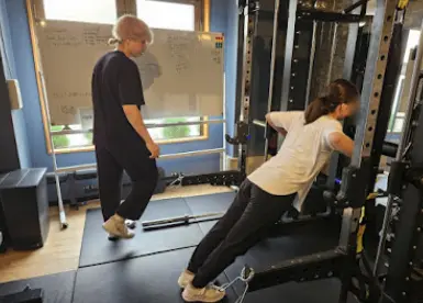 GOODLIFEGYM 馬込店でのパーソナルトレーニングの様子(腕立て伏せ中の女性)
