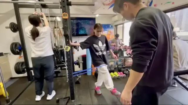「LYFTOFF-WOMAN-編集部の筋トレ初心者RANA」がGOODLIFEGYM（グッドライフジム）代々木店に体験レッスンを受けに行った際の「ヒップアップ＆臀部の引き締めトレーニング」の様子