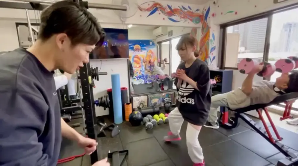 LYFTOFF-WOMAN-編集部の筋トレ初心者RANAがGOODLIFEGYM（グッドライフジム）代々木店での体験トレーニング（ヒップアップ＆脚やせトレーニング）を受けている様子