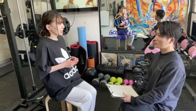 「LYFTOFF-WOMAN-編集部の筋トレ初心者RANA」がGOODLIFEGYM（グッドライフジム）代々木店の無料カウンセリングの様子（中野トレーナー）