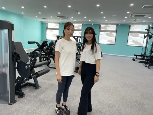 体験レッスンに行った際の、アマゾネスの長濱トレーナーとの記念写真(編集部SENA)