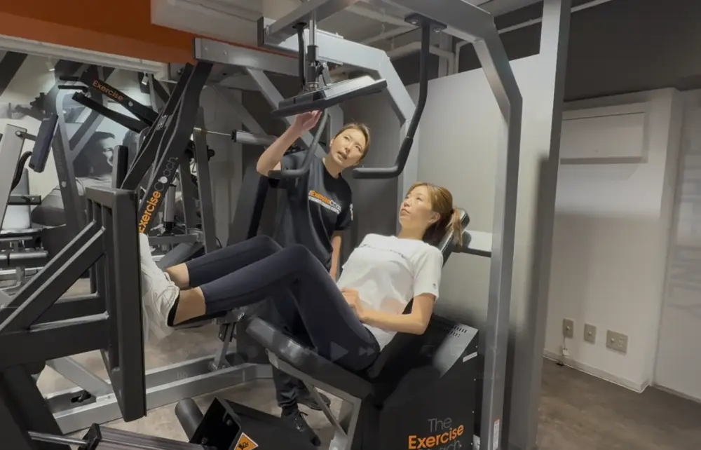 エクササイズコーチ品川店での体験レッスンの様子（マックステスト中）