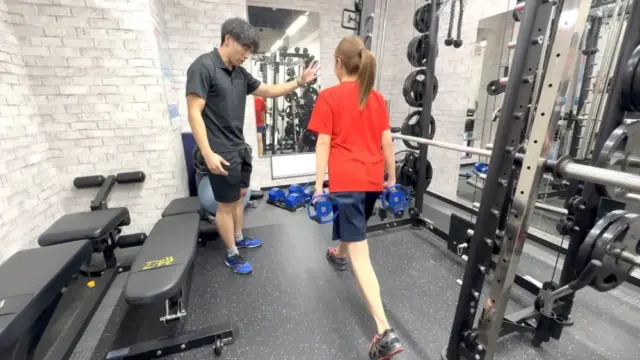 24/7Workout錦糸町四ツ目通店の体験トレーニングの様子（ダンベルでのスクワット）LYFTOFF編集部Sena