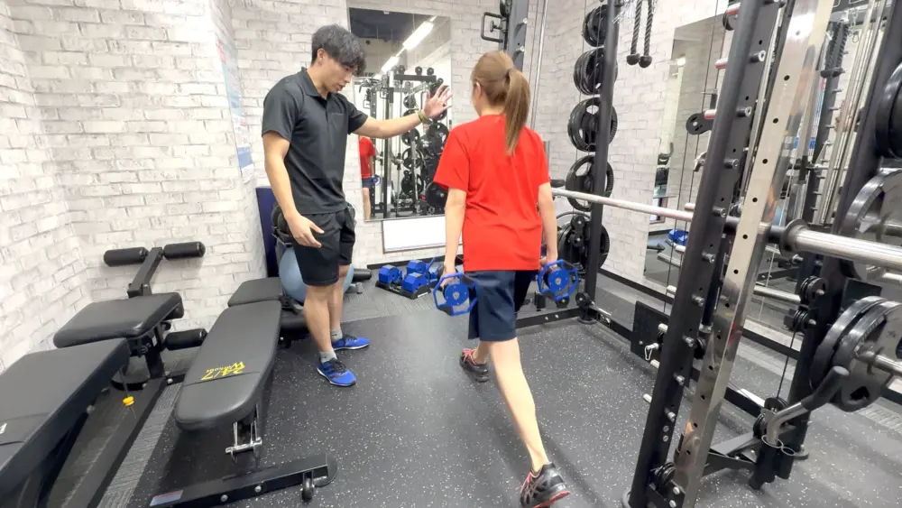24/7Workout錦糸町四ツ目通店の体験トレーニングの様子（ダンベルでのスクワット）LYFTOFF編集部Sena