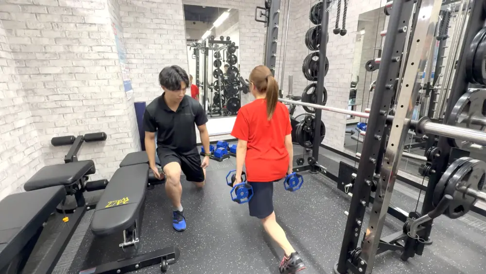 24/7Workout錦糸町四ツ目通店の体験トレーニングの様子（ダンベルでのスクワット）LYFTOFF編集部Sena
