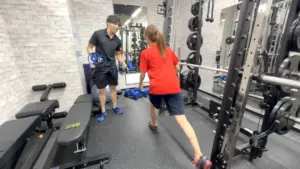 24/7Workout錦糸町四ツ目通店の体験トレーニングの様子(ダンベルでのスクワット)LYFTOFF編集部Sena