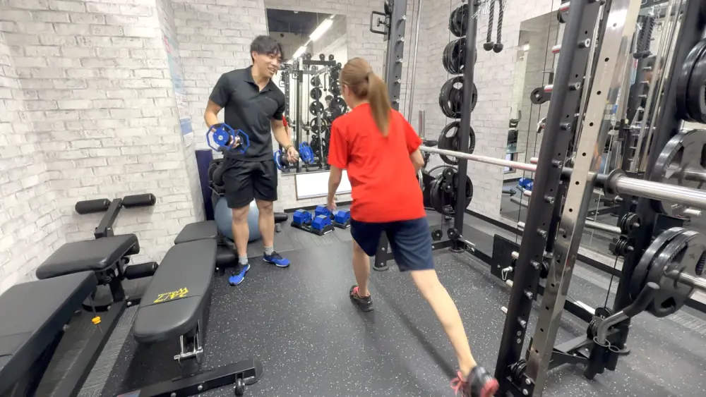 24/7Workout錦糸町四ツ目通店の体験トレーニングの様子（ダンベルでのスクワット）LYFTOFF編集部Sena