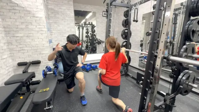 24/7Workout錦糸町四ツ目通店の体験トレーニングの様子（支えありでチャレンジ）LYFTOFF編集部Sena