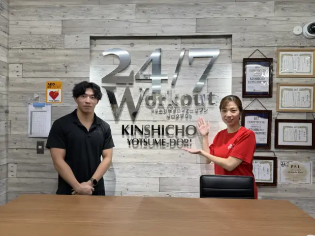 24/7Workout錦糸町四ツ目通店の体験取材時にトレーナーと記念写真LYFTOFF編集部Sena